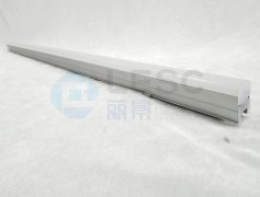 為什么線條燈硅膠燈罩?jǐn)D出時(shí)要噴油？